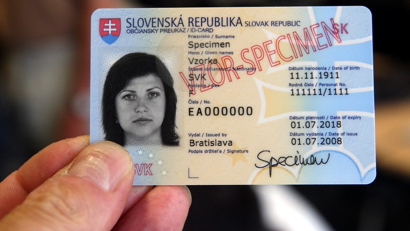 Občiansky_preukaz_v_ruke_vzor